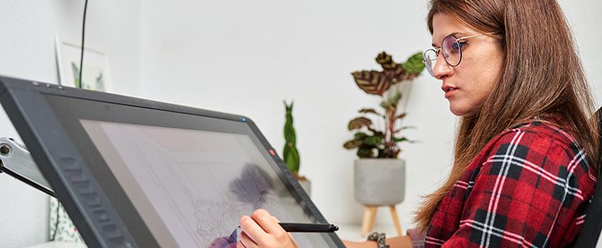 艺术 student drawing animation on computer.
