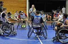 People playing wheelchair 篮球.