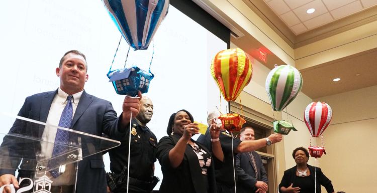 十大玩彩信誉平台发起了SOAR项目, 强化成就和韧性的机会, 7月27日在麦昆校友中心举行, 2022. 南方正在与流动公立学校和流动警察局合作进行这项为期5年的干预研究. 堤道, 汉, 皮伦斯和华盛顿的中学也参加了这次活动, 每所中学的校长选择了一个气球，气球显示了他们的学校将在哪一年接受干预.