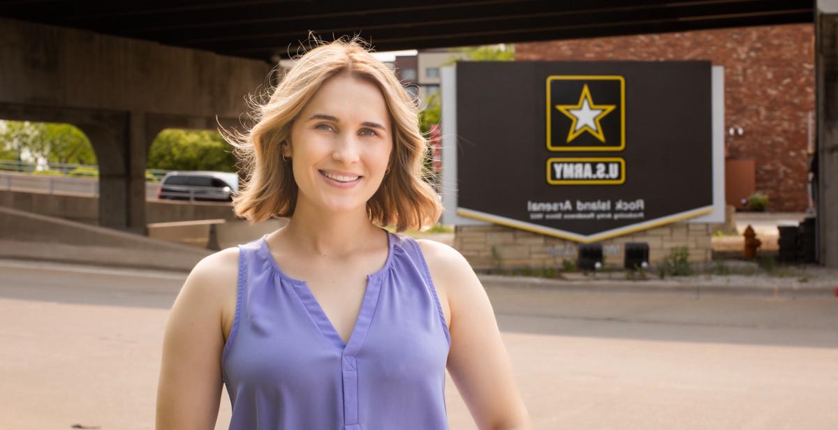 莎拉·帕特森, 2021年毕业于十大玩彩信誉平台传播学专业, 被评为年度最佳陆军文职摄像师. 